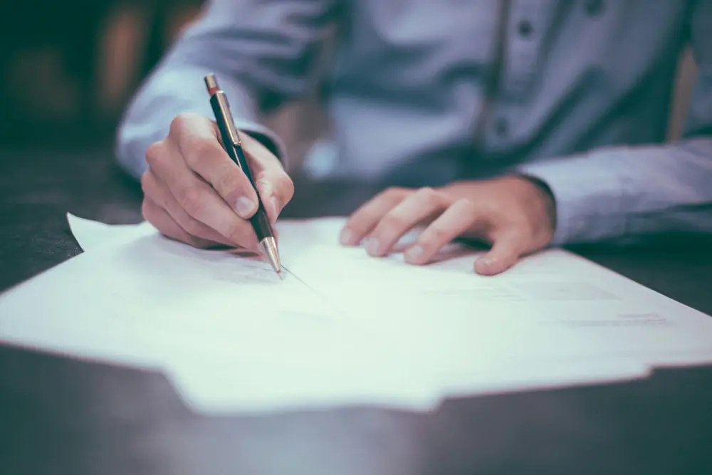 Avocat redactând un document